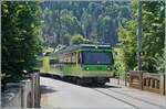 Der Beh 4/8 592 ist von Les Diablerets auf der Rückfahrt nach Aigle und fährt bei Les Planches über die Brücke Planches die mit 97 m Länge über das  Grande Eau  in Richtung Le Sépey führt, von wo aus der Zug nach wenigen Minuten zurückkommen wird und nach Aigle weiter fahren wird.

27. Juli 2024