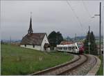 Der TPF RABe 527 193 als RE von Bulle nach Fribourg bei der  Chappel de Vaulruz  unter der herrlichen  windschiefen  Fahrleitung.