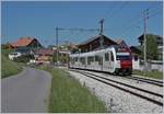 Der TPF ABe 2/4 + B + Be 2/4 (Stadler SURF) 101 nach Palézieux wartet in Vaulruz Sud auf den Gegenzug.