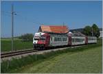 Der TPF RBDe 527 182 mit seinem Pendelzug ist kurz nach Sâles auf der Fahrt nach Bulle.