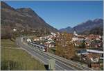 Die Bahnlinie von Bulle nach Montbovon verläuft über weiter Strecken der Strasse entlang, in Montbovon sogar auf der Strasse; im Bild der TPF Be 2/4 | B | ABe 2/4 102 als S 51 auf der Fahrt