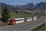 Der TPF Be 4/4 schiebt seine beiden Steuerwagen Bt 224 und ABt 223 kurz nach Broc in Richtung Bulle.