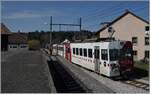 Der Be 4/4 124 verlässt mit seinem Regionalzug nach Bulle den Bahnhof von Brog Village.