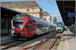 Der TPF Flirt RABe 527 196 wartet in Neuchâtel auf die Abfahrt nach Fribourg, rechts, etwas im Hintergrund, steht der neue BLS FLIRT RABe 528 105  MIKA  als IR 66 nach Bern.