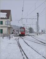 Der TPF SURF Be 2/4 - B - ABe 2/4 103 ist in La Verrerie eingetroffen und wartet auf den Gegenzug.