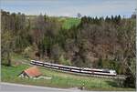 Zwischen Courtepin und Pensier ist ein von der TPF gemieteter SBB Domino auf dem Weg in Richtung Fribourg.