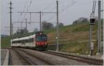 Ein von der SBB gemieteter TPF RBDe 560 auf der Fahrt nach Ins erreicht den Bahnhof von Pensier.