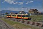 Der Travys OC Be 4/8 N° 3 (94800 450 003-9 D-TVYS) erreicht als R11 26841 von Orbe kommend sein Ziel Chavornay. Lange werden die als  Übergangslösung  aus Karlsruhe angeschafften Triebwagen nicht mehr zwischen Orbe und Chavornay (Distanz 4 km) fahren. Schon jetzt werden etliche Kurse durch Busse geführt und Ende der Fahrplanperiode 2025 endet der Gleichstrombetriebe der OC. Dann wird die Strecke auf Gleichstrom umgestellt und umgebaut, damit von Lausanne her die Züge bis Orbe fahren können indem sie in Chavornay geflügelt werden. Durch diese Umbau Arbeiten bleibt die Strecke für ein Jahr ohne Schienen Personenverkehr.

5. Juli 2025