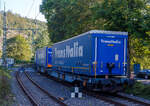 Sechsachsiger Gelenk-Taschenwagen (Doppeltaschenwagen T2000), 37 80 4993 624-8 D-WASCO, der Gattung Sdggmrs T2000, der der WASCOSA AG, am 17 September 2024 im Zugverband bei der Durchfahrt im Bahnhof Kirchen (Sieg), hier beladen mit zwei Sattelanhängern (Trailer).

Diese Wagen vom Typ T2000 wurde 2009 von Tatravagónka a.s. in Poprad (Slowakei) gebaut, die Entwicklung und Konstruktion ist von der Ferriere Cattaneo SA in Giubiasco (Schweiz). Baugleiche Wagen sind u.a. auch für die DB Cargo AG, bezeichnet als Sdggmrs 736, unterwegs. Sie sind aber auch bei anderen Halteren im Einsatz, wie z.B. bei der AAE heute VTG als Sdggmrs(s) Megapack (T2000), VTG-Typ T72.104D bezeichnet.

Die Wagen dienen dem Transport von jeweils zwei Sattelaufliegern von maximal 13.600 mm Länge. Jede Wagenhälfte verfügt über einen in Längsrichtung verschiebbaren Stützbock zur Aufnahme von Sattelanhänger mit einem Gesamtgewicht von bis zu 40t. Die Sattelanhänger werden mit Hilfe von Radvorlegern (4 je Wagenhälfte) festgelegt. Für die Beförderung von Containern oder Wechselbehältern bis zu 2 × 45 Fuß, verfügen die Wagen über 20 klappbare, und zum Teil auch verschiebbare Containerzapfen. Für lange Wechselbehälter gibt es eine Mittenunterstützung.

TECHNISCHE DATEN:
Spurweite: 1.435 mm (Normalspur)
Länge über Puffer: 34.200 mm
Drehzapfenabstand: 2 x 14.200 mm
Achsabstand in den Drehgestellen: 1.800 mm
Laufraddurchmesser: 920 mm (neu) / 860 mm (abgenutzt)
Drehgestelle:  1 x Y25 Ls(s)i – k / 2 x Y25 Ls(s)if-k
Radsätze: BA 318
Eigengewicht: 34.580 kg
Max. Zuladung bei Lastgrenze S: 100,4 t (ab Streckenklasse D)
Max. Geschwindigkeit: 100 km/h (bei Lastgrenze S) / 120 km/h (leer)
Kleinster befahrbarer Kurvenradius: R 75 m (R 150 m im Zugverband)
Bremse: 2 x KE-GP-A (K)
Bremssohle: Jurid 816M (K-Sohle)
Handbremse: am mittleren Drehgestell
Intern. Verwendungsfähigkeit: TEN-GE / G1