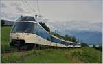 Der MOB Golden Pass Panoramic RE 2229 von Zweisimmen nach Montreux bei Planchamp hat schon fast sein Ziel Montreux erreicht; am Schluss des Zuges zeigt sich das eigentliche Motiv,  der neu