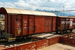 Gedeckter zweiachsiger Schmalspur-Gterwagen GFM Gb 656 mit offener Bremserplattform, abgestellt am 28.05.2012 beim Bahnhof Bulle.