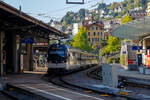 Der MOB Regionalzug nach Zweisimmen steht am 10 September 2023 im Bahnhof Montreux zur Abfahrt bereit.