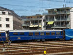 Der RhB Gourmino Speisewagen WR 3811, ex RhB Dr4 3811, ex Mitropa Dr4 11, am 22.03.2023 beim Bahnhof Chur abgestellt.

In den Jahren 1929 und 1930 beschaffte die Mitropa drei als Dr4 10-12 bezeichnete Speisewagen fr den Einsatz in den Luxuszgen der Rhtischen Bahn. Diese Fahrzeuge liefen nicht nur im Glacier Express, sondern auch im Engadin Express und auf Verbindungen nach Davos. Lieferant war die Schweizerische Waggons- und Aufzgefabrik Schlieren (SWS). 1949 ersteigerte die RhB die Speisewagen von der Mitropa.
Die Bezeichnung Dr4 10-12 wurde 1956 in Dr4 3810-3812 und spter in WR 3810-3812 gendert.

WR 3812 wurde 1974 versuchsweise modernisiert und mit Mikrowellenherden ausgerstet. WR 3810-3811 hingegen wurden 1982 bzw. 1983 als nostalgische Speisewagen hergerichtet und mit einer neuen Kcheneinrichtung versehen, die eine Zubereitung frischer Speisen gestattet.

1996 wurde WR 3812 generalberholt, wobei die RhB auch die Inneneinrichtung weitgehend in den Originalzustand zurckversetzte. Bei dieser Gelegenheit tauschte der Wagen sein rotes gegen ein knigsblaues Farbkleid mit groem  Gourmino -Schriftzug ein. Diesen aufflligen Farbton erhielten spter ebenfalls WR 3810-3811. Alle drei Wagen wurden inzwischen erneut umlackiert und prsentieren sich heute im noblen Blauton des Alpine Classic Pullman Express (ACPE). Der Gourmino fhrt meist auf der spektakulren Albulalinie zwischen Chur und St. Moritz.

TECHNISCHE DATEN:
Baujahr und Hersteller: 1929 / SWS
Spurweite: 1.000 mm
Anzahl der Achsen: 4
Lnge ber Puffer: 16.440 mm
Sitzpltze: 36
Eigengewicht: 25,0 t
zulssige Geschwindigkeit: 90 km/h
Lauffhig: StN (Stammnetz) / MGB (Matterhorn Gotthard Bahn)