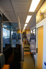 Der Innenraum / Interieur des Stadler Niederflur-Gelenksteuerwagen MGB ABt 2131, hier am 07.09.2021 im Bahnhof Disentis/Mustr.