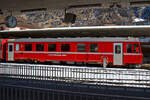 Der RhB Steuerwagen mit zweite Wagenklasse- und Gepckabteil BDt 1721, als Steuerwagen von einem RhB Regio der Engadinerlinie (Pontresina - Sagliains - Scuol-Tarasp), am 20 Februar 2017 im Bahnhof