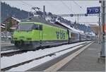 Die BLS Re 465 011 hat in Zweisimmen den GoldenPass Express 4065 von Montreux nach Zweisimmen übernommen.