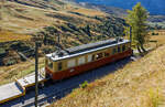 Der JB BDhe 2/4 203 (2. Serie, Baujahr 1960) ist am 02.10.2011 mit einem Tiefladerwagen unterhalb der Keinen Scheidegg abgestellt.

Die BDhe 2/4 sind elektrische Zahnrad-Triebwagen der Jungfraubahn (JB). Sie wurden von 1955 bis 1966 in drei Serien von der SLM - Schweizerische Lokomotiv- und Maschinenfabrik in Winterthur (elektrische Ausrstung von BBC) angeschafft, da die alten Rowanwagen das steigende Transportaufkommen nicht mehr bewltigen konnten.

Sie bestehen aus einem selbsttragenden Wagenkasten mit nur einem Fhrerstand an der Talseite. Dem Fhrerstand schliet sich zur Bergseite hin der Gepckraum an, unter dem sich das Triebdrehgestell mit einem Achsstand von 3.150 mm befindet. Das bergseitige Laufdrehgestell dagegen hat nur einen Achsstand von 1.500 mm. Nach dem Gepckraum kommen der Passagierraum und der Einstiegsbereich mit der bergangstr zum Steuerwagen. Der fehlende bergseitige Fhrerstand befindet sich im Personen- oder Zisternen-Steuerwagen, der immer mitgefhrt werden muss. Auf dem Dach befinden sich insgesamt vier Stromabnehmer, die je zu zweit nebeneinander stehen, und die Bremswiderstnde. Mit der Ablieferung der JB Bhe 4/8 werden die BDhe 2/4 zunehmend aus dem Dienst genommen und abgebrochen. Aktuell sind nur noch die Nummern 202–204, 206 und 208 vorhanden.

TECHNISCHE DATEN:
Baujahre: 1955 bis 1966, 10 Stck  (TW 201–210)
Spurweite: 1.000 mm
Achsanordnung: 2'zz + 2'
Zahnradsystem: 	Strub
Lnge ber Puffer: 14.795 mm
Breite: 2.600 mm
Hhe: 3.200 mm
Drehzapfenabstand: 9.125 mm
Achsabstand im Drehgestell: 3.150 mm (Trieb-) / 1.500 mm (Lauf-)
Gewicht: 24,0 t
Hchstgeschwindigkeit: 24 km/h (bergwrts) / 12 km/h (talwrts)
Stundenleistung: 440 kW
Stromsystem: 1.125 V/ 50 Hz ∆ (Drehstrom)
Sitzpltze: 	41 (und 4 Klappsitze)

Die Jungfraubahn (JB) ist eine elektrische Zahnradbahn. Sie fhrt seit August 1912 von der Kleinen Scheidegg durch Eiger und Mnch bis auf das Jungfraujoch mit der hchsten Eisenbahnstation Europas (Tunnelstation, 3.454 m) und berwindet auf einer Lnge von 9,34 Kilometern fast 1.400 Hhenmeter. Etwas mehr als sieben Kilometer der Strecke liegen im Tunnel. Die Bahn befindet sich groenteils im Berner Oberland des Kantons Bern, die letzten Meter ab Hhe Sphinx-Observatorium und die Endstation befinden sich im Kanton Wallis.
Die Spurweite ist 1.000 mm (Meterspur) mit Zahnstangensystem Strub, die maximale Neigung betrgt 250 ‰, das Stromsystem ist 1.125 V, 50 Hz ∆ (Drehstrom).