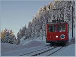 Der RB Bhe 2/4 N° 2 auf Talfahrt zwischen Rigi Staffel und Staffelhöhe.