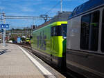 Die BLS Re 465 012 (91 85 4 465 012-3 CH-BLS) verlsst am 11 September 2023, mit dem GoldenPass Express (GPX) von Interlaken Ost via Zweisimmen nach Montreux, den Bahnhof Spiez.