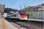 Der SBB Giruno RABe 501 011  Thurgau  ist als EC 308 von Bologna nach Zürich unterwegs und verlässt nach einem kurzen Halt Parma.