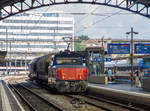   Die SBB Cargo Eem 923 010-3  Suhrerchopf  (Eem 97 85 1 923 010-3 CH-SBB C) fährt am 18.05.2018 mit zwei Schüttgutwagen durch den Bahnhof Lausanne.