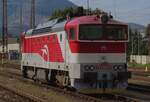 Am 18 September 2024 lauft ZSSK 754 085 mit der neueste ZSSK-Lackierung um in Vrutky.