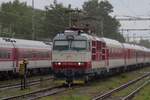 ZSSK 350 003 steht mit deren Schnellzug am verregneten 16 September 2024 abgestellt in Bratislava NOve Mesto, soll innerhalb 30 Minuten nach der Pressburger Hbf fahren um als Rychlyk nach Zilina und Kosice zu fahren.