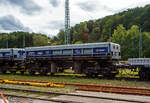 Zweiseitenkippwagen (Einmuldiger Drehgestell-Schüttgutkippwagen mit vier Radsätzen und pneumatischer Betätigung), 33 56 9300 064-8 SK-AXBSK, der Gattung Uas, der slowakischen Vermietungsfirma AXbenet, s.r.o. (Trnava) vermietet an die SPITZKE SE (Großbeeren) abgestellt am 14 September 2025 in Betzdorf/Sieg. In Deutschland werden die Wagen teilweise auch unter Gattung Fas geführt, dann haben sie die Gattungszahl 673x.

Die Einleitung des Kippvorgangs erfolgt durch eine Betätigungseinrichtung, jeweils von der der Kipprichtung gegenüberliegenden Seite. Die Seitenklappe dient beim Kippvorgang als Verlängerungsrutsche. 

Der Fahrzeugrahmen setzt sich zusammen aus einem kastenförmigen Langträger und zwei Kopfstücken sowie insgesamt vier angeflanschten Trägern für die Abstützung der Drehgestelle. Die Kopfstücke haben feste Zuganschläge für die Aufnahme der Zugeinrichtung. Der Kasten besteht aus Stirnwänden, Seitenklappen, Kipplagerverriegelung, Bordwänden und dem Gestänge für die Bordwandöffnung und der pneumatischen Kippeinrichtung. An der Unterseite des Kastens befinden sich Lagerstellen, welche die Verbindung mit dem Fahrzeugrahmen herstellen.

Der Hebelmechanismus zum automatischen Öffnen und Schließen der Bordwände während des Kippvorganges befindet sich in den beiden Stirnwänden des Kastens. Zur Entladung ist der Wagen mit 4 Kippluftbehältern mit je 150 l (5 bar) ausgerüstet, die während der Zugfahrten aus der Hauptluftbehälterleitung aufgefüllt werden müssen. 

TECHNISCHE DATEN:
Spurweite: 1.435 mm (Normalspur)
Anzahl der Achsen: 4 in 2 Drehgestellen
Länge über Puffer: 12.540 mm
Höhe: 3.205 mm (In Kippstellung 4.250 mm)
Breite: 3.080 mm
Drehzapfenabstand: 7.500 mm
Drehgestelltyp: Y 25 Cs
Achsabstand im Drehgestell: 1.800 mm
Laufraddurchmesser: 920 mm (neu)
Eigengewicht: 25.800 kg
Ladefläche: 26 m²
Ladevolumen: 31 m³
Max. Geschwindigkeit: 100 km/h
Max. Ladegewicht: 54,2 t ab Streckenklasse C
Kleinster bef. Gleisbogenradius: 75 m
Bremse: KE-GP (LL)
Bremssohle: Jurid 847 
Handbremse: Ja, auf der Bremserbühne
Höhe der Unterseite der Ausladeklappe über SO: 300 mm
Intern. Verwendungsfähigkeit: RIV

Quellen: AXbent, SPITZKE und Anschriften
Stand: September 2025