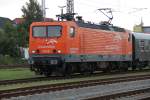 143 001 mit Sonderzug Cottbus-Warnemnde bei der Einfahrt im Rostocker Hbf.(13.08.2011)