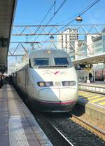 Der RENFE AVE 100 221-1 Triebzug wartet in Lyon Part Dieu auf die Abfahrt (14.32) nach Barcelona  Sants (an 19:34).