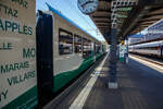Der vierachsige Niederflurzwischenwagen BAM/MBC B 2067, eingereiht in einen MBC Pendelzug, steht am  07 September 2023 im Bahnhof Morges.