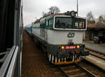 Die „Taucherbrille“ ČD 754 039-6 (CZ- ČD 92 54 2 754 039-6) steht am 22.11.2022 mit einem Regionalzug im Bahnhof Nýřany (Nürschan).