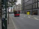 Kurz vor Erreichen seines Fahrtziels an der Heinrich-Heine-Allee biegt der Solaris-Gelenkbus mit der Nummer 8138 in die Breite Straße ein.