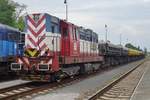 STraBag 740 678 schiebt ein Schötterzug aus Rakovnik aus am 25 Mai 2015.