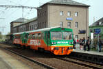 810 623 mit 50 54 24-29 421-1 von GW Train beim vorziehen an den Bahnsteig im Bahnhof Sokolov am 9.4.24