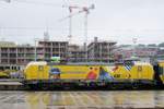 Am verregneten 16 Mai 2018 steht Werbe-Vectron RegioJet 193 227 in Praha hl.n.