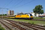 Am 21 Mai 2023 durcheilt RegioJet 386 202 mit ein Schnellzug Gänserndorf.