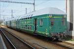 Historischer Personenwagen Bp 930 (CZ-CD 55 54 26-22 930-1 Bpjo) steht beim Bahnhofsfest in České Budějovice (Budweis) noch auf einem Nebengleis und wartet auf seinen Einsatz.