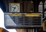 Anzeigentafel (Abfahrt der Züge) am Bahnhof Karlovy Vary dolní nádraží (Karlsbad unterer Bahnhof), hier am 21 April 2023,     Es ist der zweite Bahnhof in der Stadt, er ist