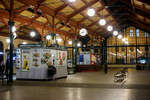 In der schnen Empfangshalle vom Prager Masaryk Bahnhof am 22.11.2022.

Praha Masarykovo ndra (Prag Masaryk Bahnhof)  ist ein wichtiger Regionalbahnhof und frherer war er auch Fernbahnhof in Prag. Bei diesem Bahnhof befinden auch direkt vor im Straenbahnhaltestellen (etlicher Linien). Erbaut wurde er in den Jahren 1844/45 im Zuge der k.k. Nrdlichen Staatsbahn von Olmtz, welche bis 1851 von Wien nach Dresden durchgehend in Betrieb genommen wurde. Der Bahnhof ist heute der einzige Kopfbahnhof Prags. Er trgt den Namen des ersten Prsidenten der Tschechoslowakei Tom Garrigue Masaryk. 

Die ehemaligen Bahnhofsnamen sind:
•	1845–1862 Praha / Prag
•	1862–1919 Praha sttn ndra / Prag Staatsbahnhof
•	1919–1940 Praha Masarykovo ndra (Prag Masarykbahnhof)
•	1940–1945 Praha Hybernsk ndra / Prag Hibernerbahnhof
•	1945–1952 Praha Masarykovo ndra
•	1953–1990 Praha střed (Prag Mitte)
•	seit Mrz 1990 wieder Praha Masarykovo ndra

Der Bahnhof Praha Masarykovo ndra gilt als ltester Bahnhof Prags. Diesen Rang macht ihm nur der heutige Bahnhof Praha-Dejvice streitig, welcher bereits im Jahr 1831 als Endstation der Pferdebahn Prag–Lana entstand, aber damals auerhalb des Stadtgebiets von Prag lag. Bei seiner Erbauung war er einer der grten Europas.

Der erste (inoffizielle) Zug kam am 4. August 1845 an. Die Erffnungsfeiern begannen am 20. August, am 1. September wurde der fahrplanmige Zugbetrieb aufgenommen. Zu dieser Zeit gab es eine weitere Haltestelle in Běchovice. Die Strecke Prag–Běchovice war zweigleisig, der Rest der Verbindung nur eingleisig.

Der Bahnhof lag innerhalb der Prager Wallanlagen. Diese wurden zunchst mit sieben abschliebaren Toren – eines fr jedes Gleis – versehen. Erst im Jahr 1874 wurden in diesem Bereich der Stadt die Wallanlagen abgebrochen.

Die Bahnlinie wurde ab 1. Juni 1850, von diesem Bahnhof ausgehend, verlngert ber Holeovice bis Bodenbach (heute Děčn) und am 6. April 1851 bis Dresden.

Am stlichen Ende des Bahnhofs befand sich eine weitere Station Hrabovka. Von dort gab es ab 1872 Verbindungsbgen zu den Prager Bahnhfen Smchov, Vyehrad und zum heutigen Hauptbahnhof.

Bis zur Erffnung des Fernbahnhofs Holeovice 1985 war der Bahnhof Masarykovo ndra Endpunkt der Zge aus Berlin und Dresden. Ferner war er Richtungswechselbahnhof der Zge auf der Relation Berlin-Dresden-Prag-Wien.

Der Bahnhof ist End- bzw. Startpunkt der Bahnstrecken:
SDC 010, 011 - “Nordbahn“  Česk Třebov–Praha
SDC 090, 091 - “Nordbahn“  Praha–Děčn 
Beide waren ursprnglich Teil der k.k. Nrdlichen Staatsbahn.

