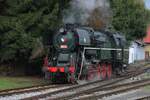 Quasi-Lokparade am Freitag 26 September 2025 in Benesov u Prahy. Am Freitag bevor der STEAM Wochenende (2025 am 27/28 September) treffen die teilnehmende Loks und Züge in Benesov u Prahy ein und um Alles ins kleine Depot zusammen zu bringen müss noch etwa rangiert und verschoben werden. Falls die Sonne nicht stark scheint bekomt Mann am Bahnsteig in Benesov u Prahy eine netter Lokparade (jedoch ohne Drehscheibe). Auch Rosnicka 464.202 müss sich einer Stelle ins Depot von Benesov u Prahy ersuchen am 26 September 2025. Hätte die Sonne voll geschienen, wurde dies Alles komplett ins Gegenlich geschehen... Quasi-Lokparade am Freitag 26 September 2025 in Benesov u Prahy. Am Freitag bevor der STEAM Wochenende (2025 am 27/28 September) treffen die teilnehmende Loks und Züge in Benesov u Prahy ein und um Alles ins kleine Depot zusammen zu bringen müss noch etwa rangiert und verschoben werden. Falls die Sonne nicht stark scheint bekomt Mann am Bahnsteig in Benesov u Prahy eine netter Lokparade (jedoch ohne Drehscheibe). Auch Rosnicka 464.202 müss sich einer Stelle ins Depot von Benesov u Prahy ersuchen am 26 September 2025. Hätte die Sonne voll geschienen, wurde dies Alles komplett ins Gegenlich geschehen...