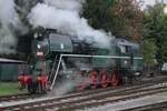 Quasi-Lokparade am Freitag 26 September 2025 in Benesov u Prahy. Am Freitag bevor der STEAM Wochenende (2025 am 27/28 September) treffen die teilnehmende Loks und Züge in Benesov u Prahy ein und um Alles ins kleine Depot zusammen zu bringen müss noch etwa rangiert und verschoben werden. Falls die Sonne nicht stark scheint bekomt Mann am Bahnsteig in Benesov u Prahy eine netter Lokparade (jedoch ohne Drehscheibe). Auch Rosnicka 464.202 müss sich einer Stelle ins Depot von Benesov u Prahy ersuchen am 26 September 2025. Hätte die Sonne voll geschienen, wurde dies Alles komplett ins Gegenlich geschehen... Quasi-Lokparade am Freitag 26 September 2025 in Benesov u Prahy. Am Freitag bevor der STEAM Wochenende (2025 am 27/28 September) treffen die teilnehmende Loks und Züge in Benesov u Prahy ein und um Alles ins kleine Depot zusammen zu bringen müss noch etwa rangiert und verschoben werden. Falls die Sonne nicht stark scheint bekomt Mann am Bahnsteig in Benesov u Prahy eine netter Lokparade (jedoch ohne Drehscheibe). Auch Rosnicka 464.202 müss sich einer Stelle ins Depot von Benesov u Prahy ersuchen am 26 September 2025. Hätte die Sonne voll geschienen, wurde dies Alles komplett ins Gegenlich geschehen...