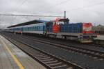 Am grauen 25 September 2025 kuppelt CD 714 014 ein Verstärkerwagen am ComfortJet IC in Cheb. Am grauen 25 September 2025 kuppelt CD 714 014 ein Verstärkerwagen am ComfortJet IC in Cheb.