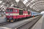 CDEC mit 371 004 steht abfahrtbereit in DResden Hbf am 9 Mai 2016.