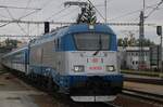 Mit zooming von Bahnsteig: CD 380 005 treft am regnerischen Nachmittag von 27 September 2025 in Benesov u Prahy ein mit ein Rychlyk nach Ceske Budejovice.