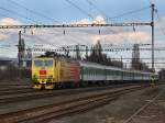 Die 363 127 am 03.04.2010 mit einem R bei der Durchfahrt in Praha-Hostivař  