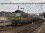 Die 163 012 am 03.04.2010 mit einem G�terzug bei der Durchfahrt in Praha Hole�ovice.