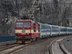 Die 371 003 am 04.04.2010 mit einem EC nach Budapest bei der Einfahrt in �st� nad Labem Hbf.