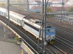 162 013 am 30.10.2011 auf der stadtbildbestimmenden Eisenbahnbrcke im Herzen von Prag.