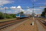 162 054, die eine ltere Variante der Najbrt-Lackierung trgt, erreicht am 21.06.19 mit R682  Labe  nach st nad Labem hl.n.